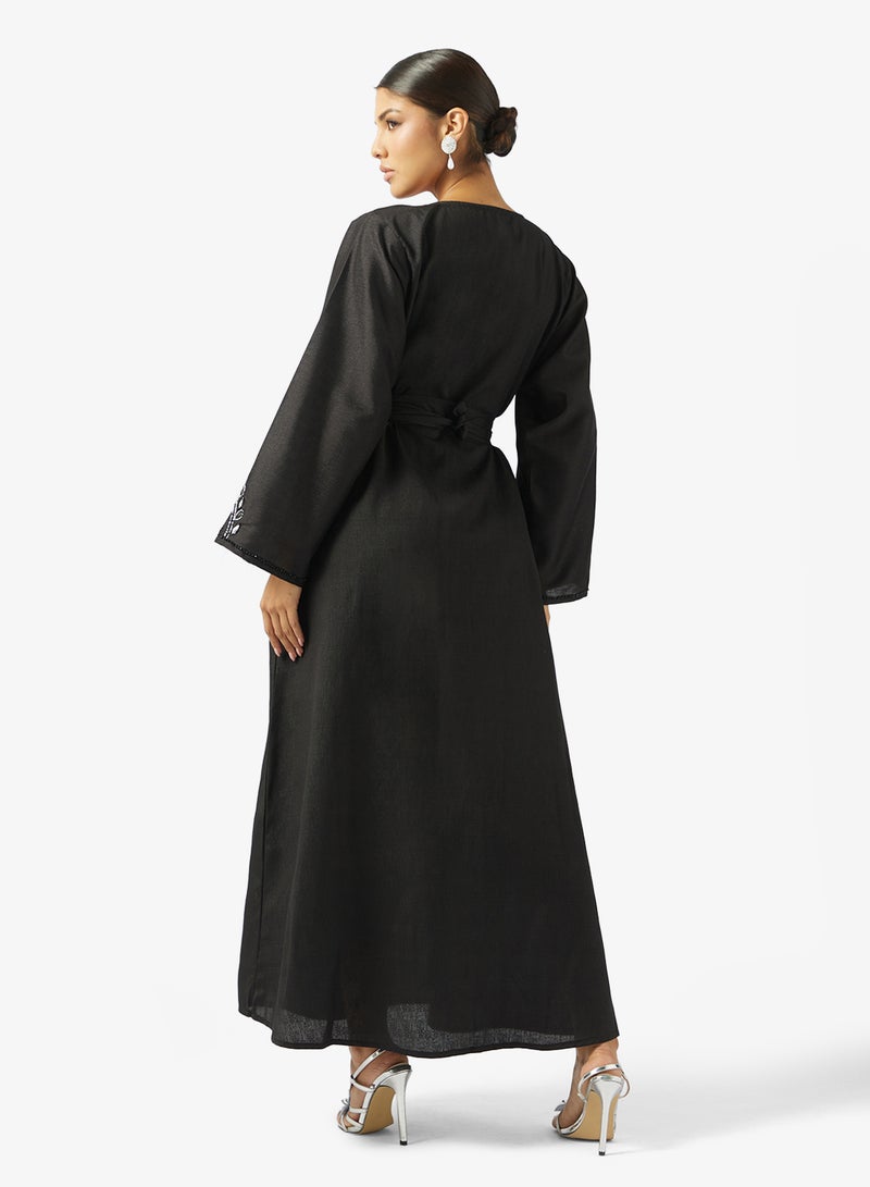 هيا كلوزيت جلابية سوداء مطرزة بحزام - Image 2